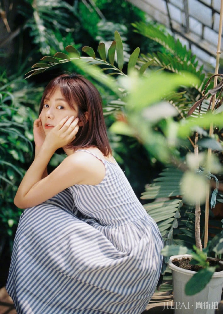 谭松韵张子枫居然像同龄人?背带裤搭配双马尾秒变少女