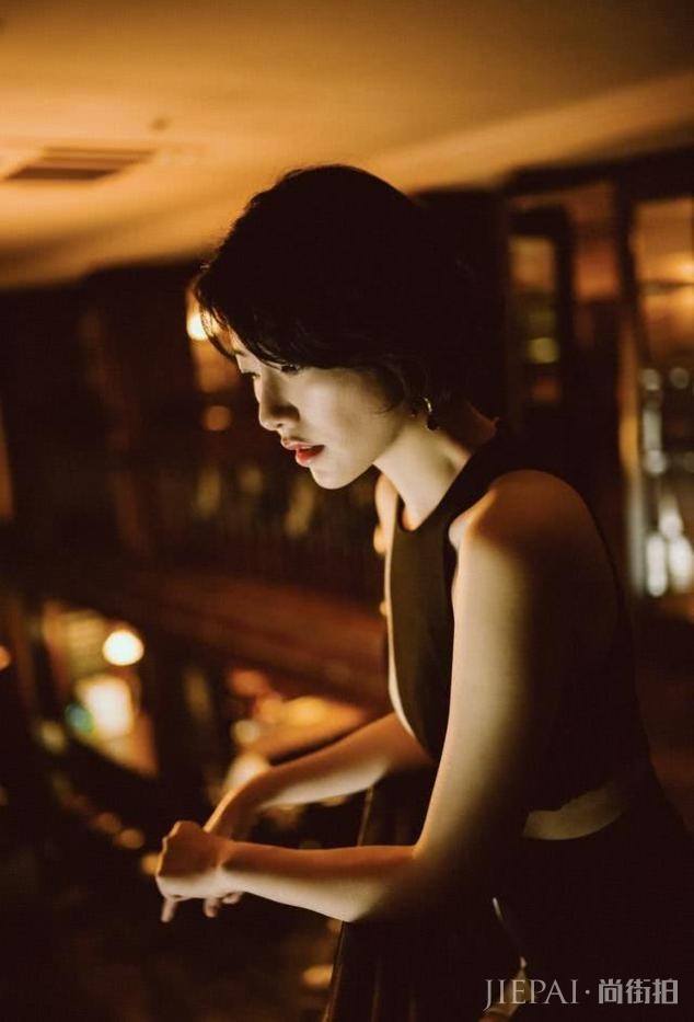 李亚鹏女朋友晒九宫格写真,穿礼服露小蛮腰,优雅知性尽显熟女风
