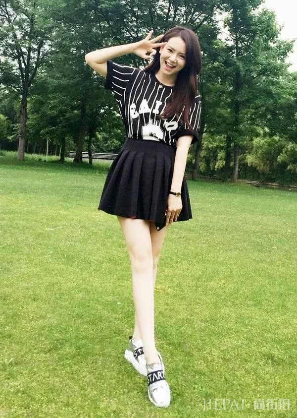 戚薇背着垃圾分类包出门?可爱实用又不失时尚,真不愧是时尚女王