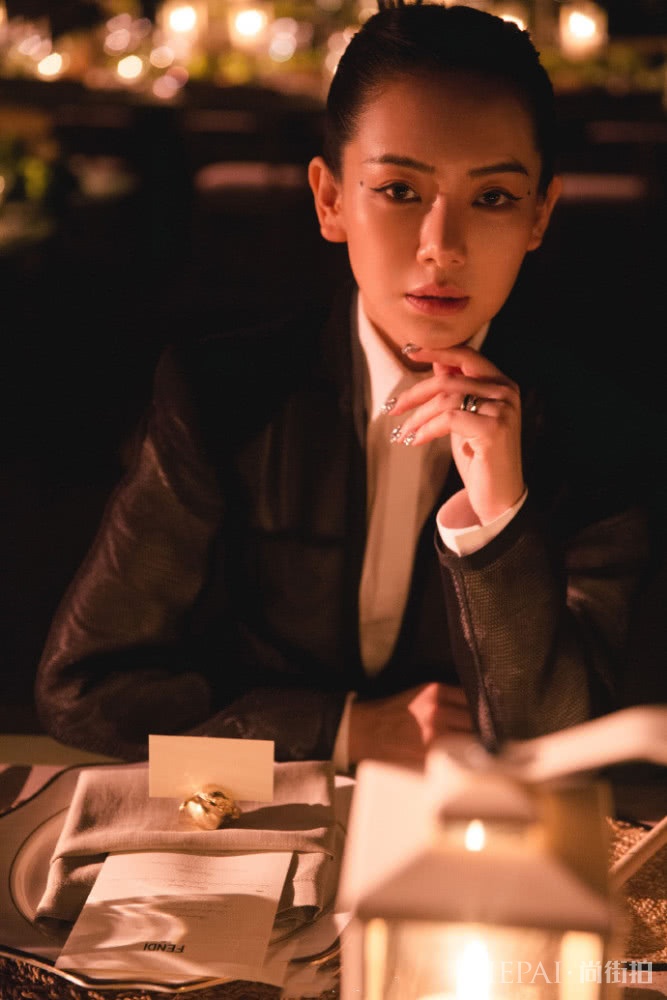 戚薇柳叶眼线泪痣妆完全换了个风格,古典美女不好驾驭