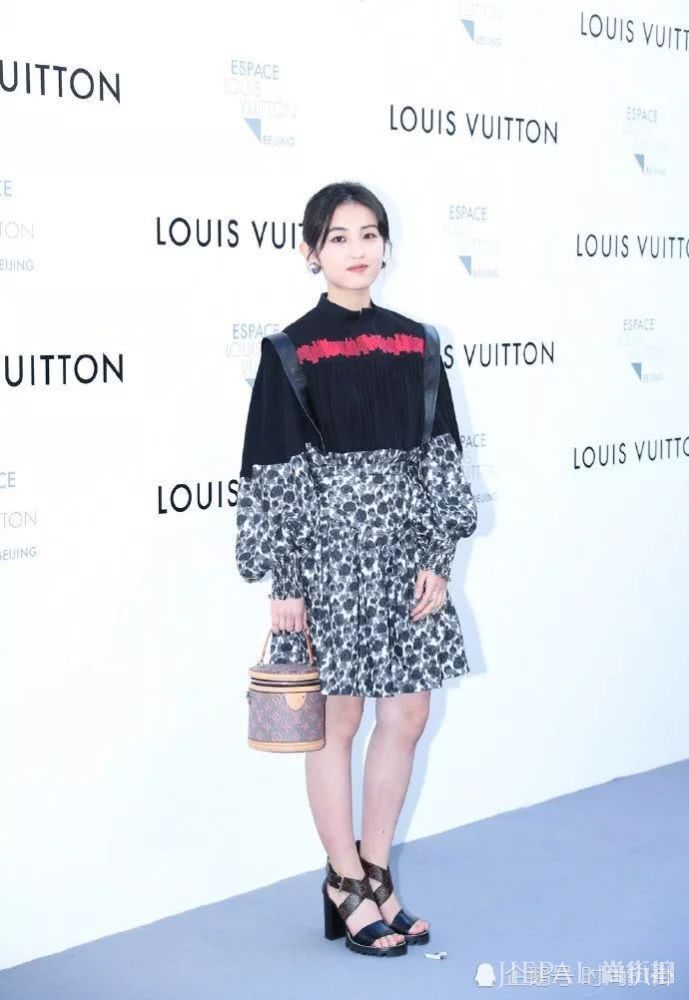 张子枫穿复古拼接连衣裙,彰显时髦感