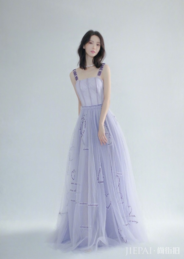 金晨黑色连衣裙下叠穿10斤“棉花”,女神范十足