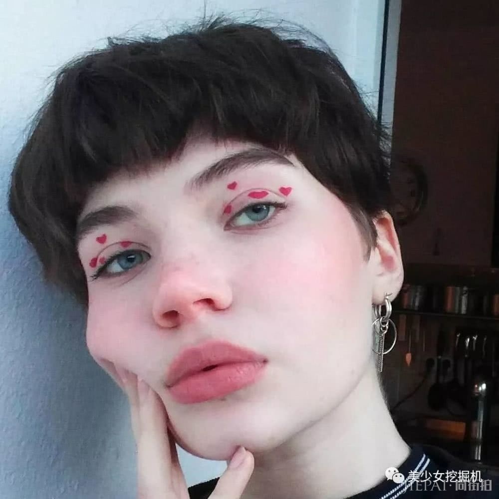 长着一张精灵脸的俄罗斯少女,都拜倒在她的彩虹眼影和神仙发色