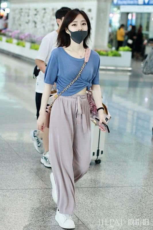 冯提莫的夏季私服好潮，穿斜边条纹衬衫搭短裤显高又清新减龄