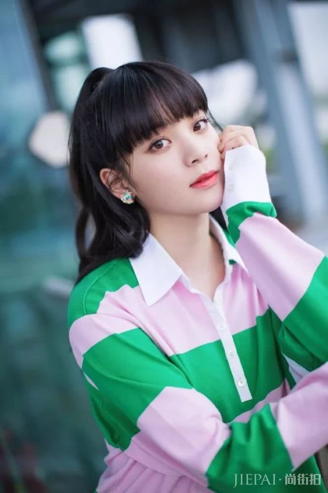 欧阳娜娜也太会穿了吧!街头风造型拉大提琴,比仙女裙还要美