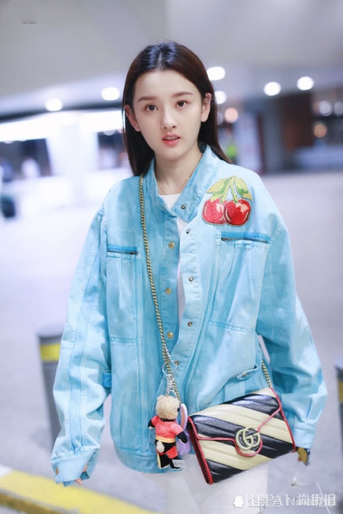 宋祖儿走机场撞衫杨幂，甜美不失性感