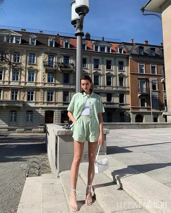 没其他原因，这位法国时尚博主穿衣好看全是因为“颜美人瘦”四个字