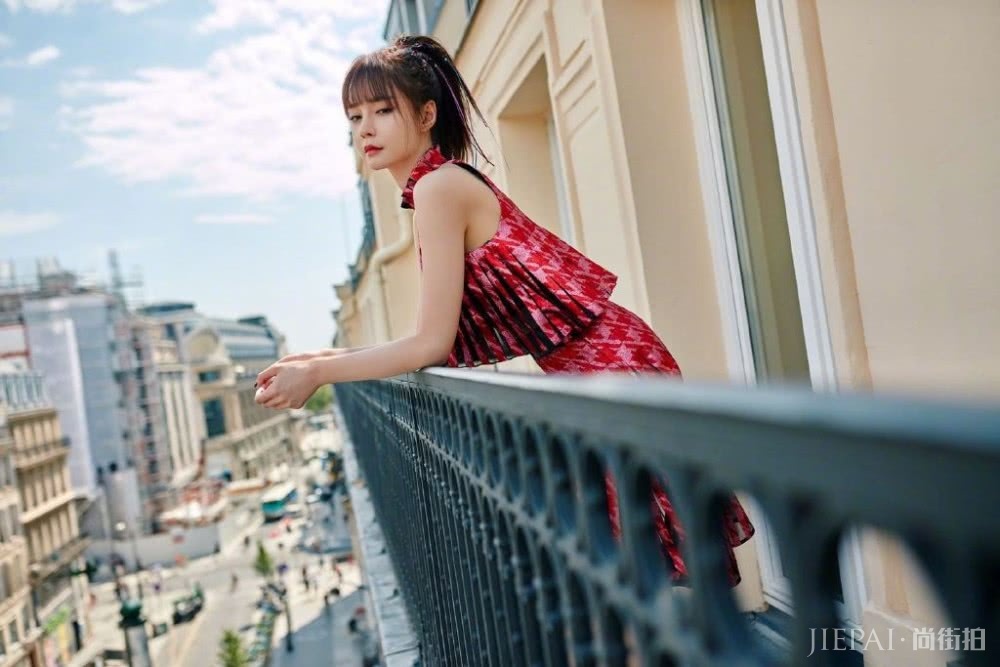 沈梦辰脏辫配猫眼妆,挂脖纸条状飘带裙大秀身材