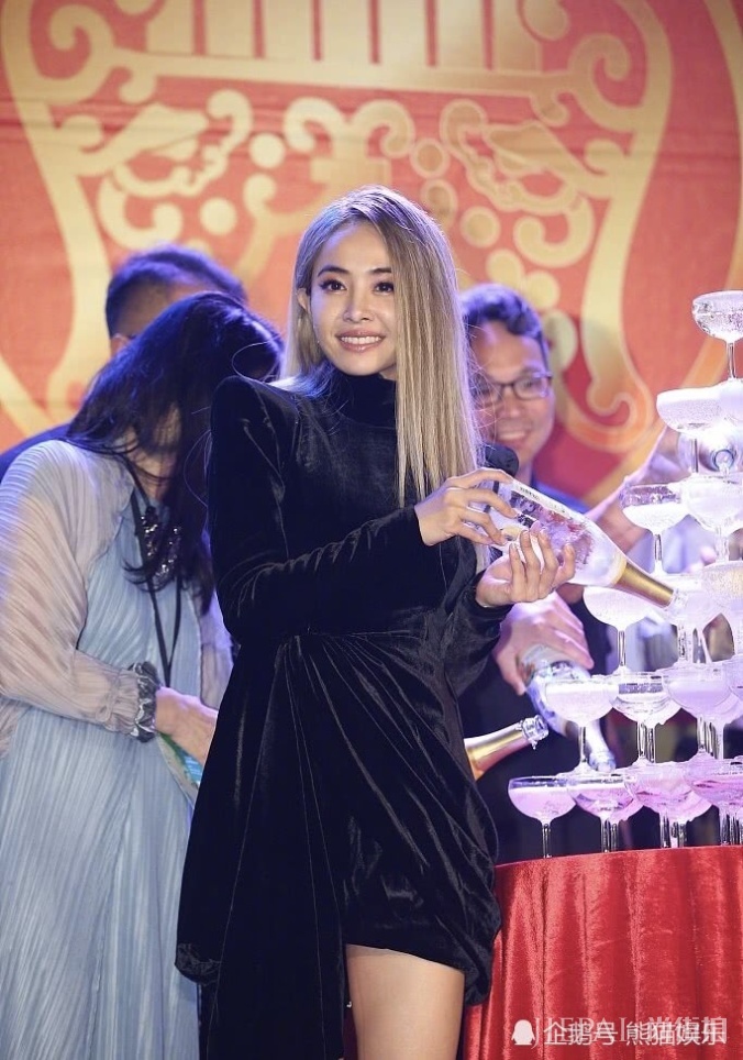 蔡依林金发黑裙A爆全场,保养超好比小8岁王若琳还年轻