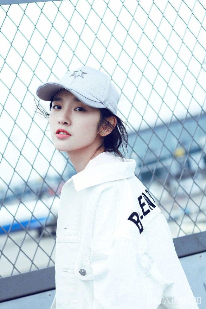 唐艺昕天生清纯脸让人羡慕,嘟嘴造型太可爱