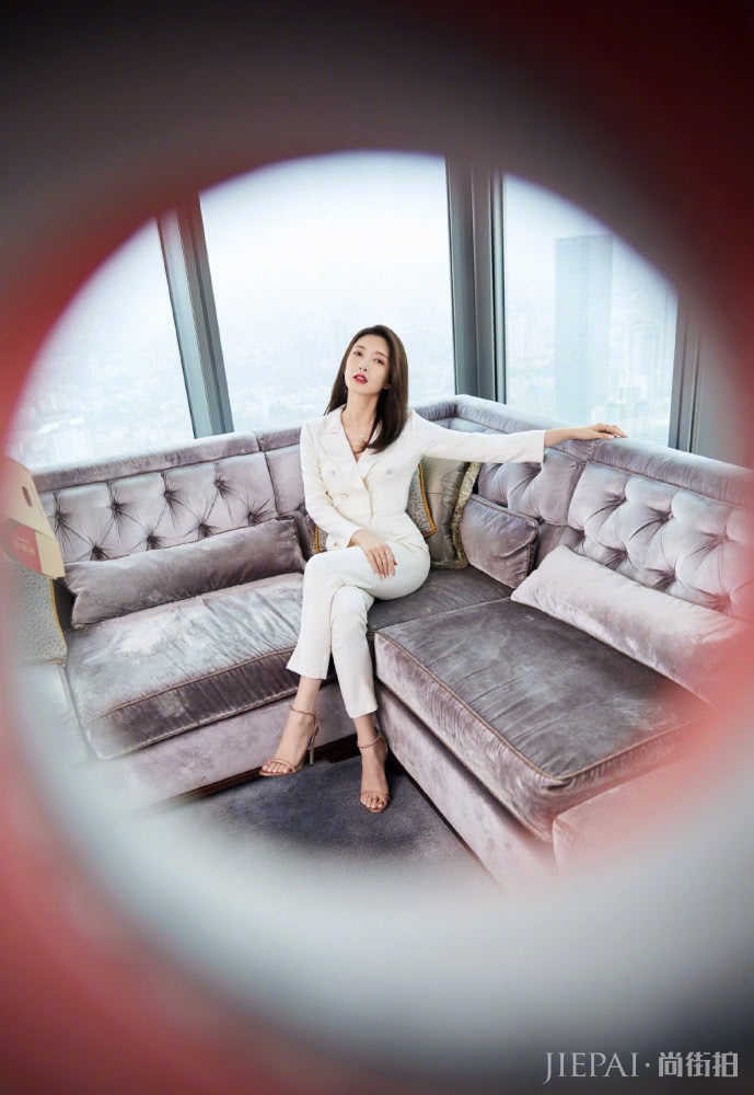 御姐如何变少女？江疏影牛油果色连衣服配流苏马尾辫简单还减龄