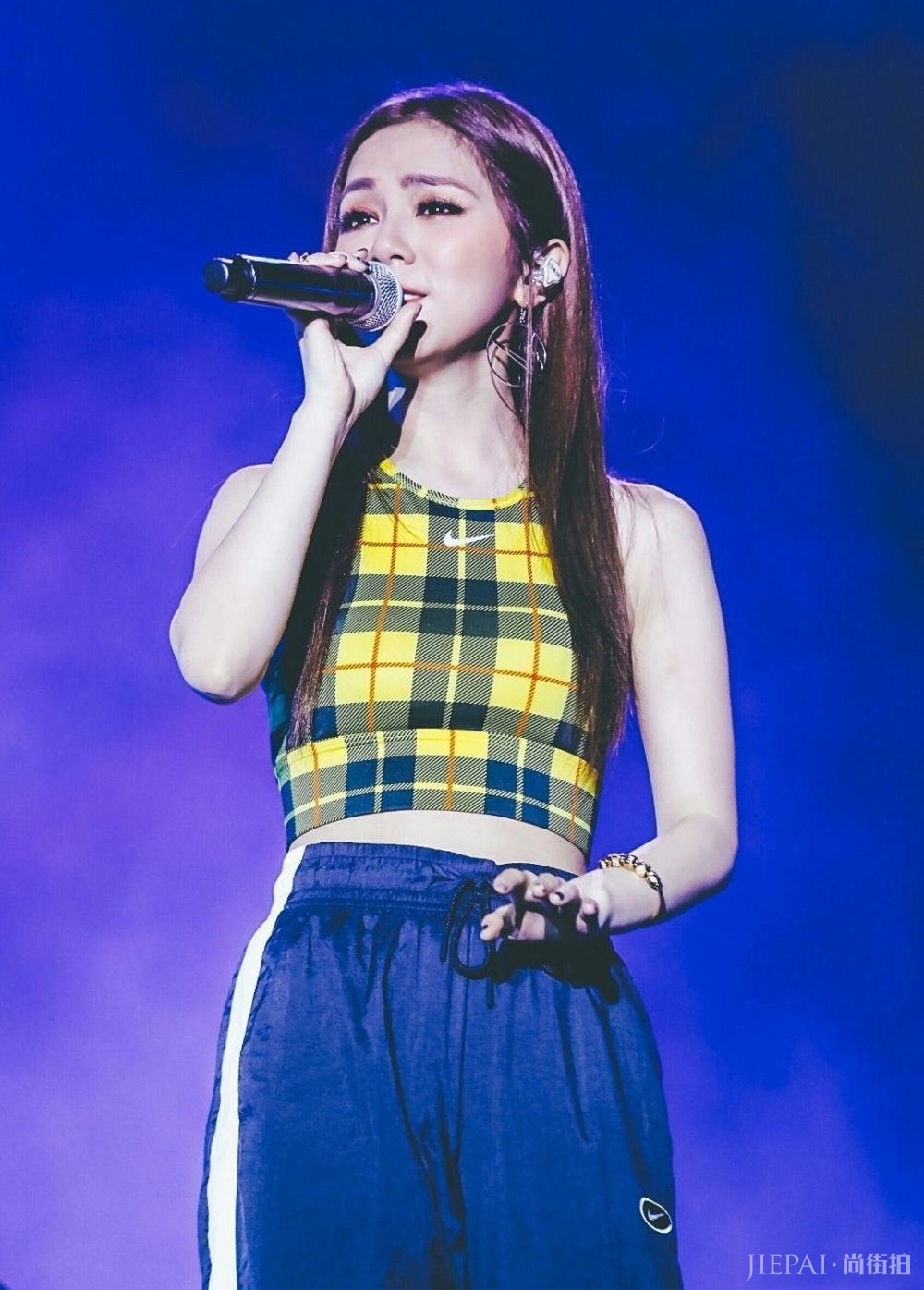 邓紫棋高调现身，运动装配驴蹄靴气场强，脏辫换长直发更减龄