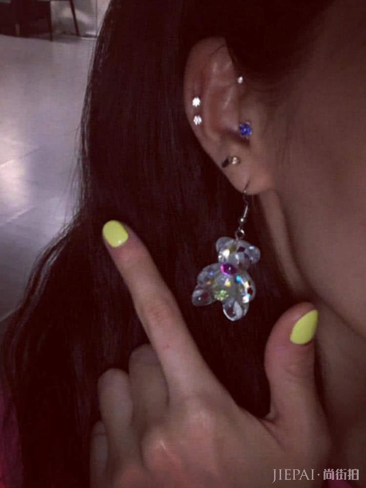 金泫雅晒自拍耳环太亮眼，小野马这回少女心了