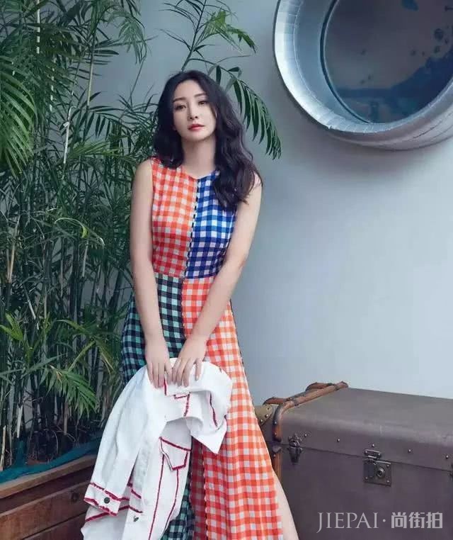 柳岩一身清爽打扮现身装扮个性少女,可惜败给了这双鞋拉低美感