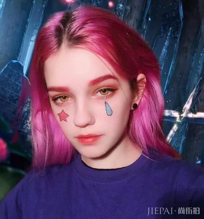 长着一张精灵脸的俄罗斯少女,都拜倒在她的彩虹眼影和神仙发色