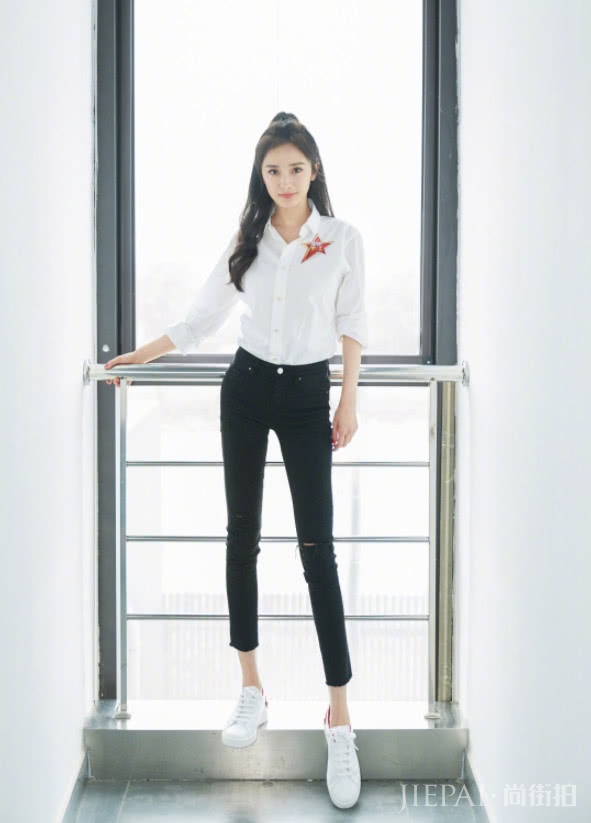 杨幂首次挑战七分裤却被“蝴蝶臀”抢镜?太厉害了