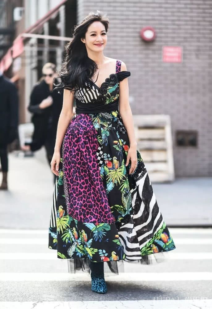 一条连衣裙解锁夏日N种时髦搭配