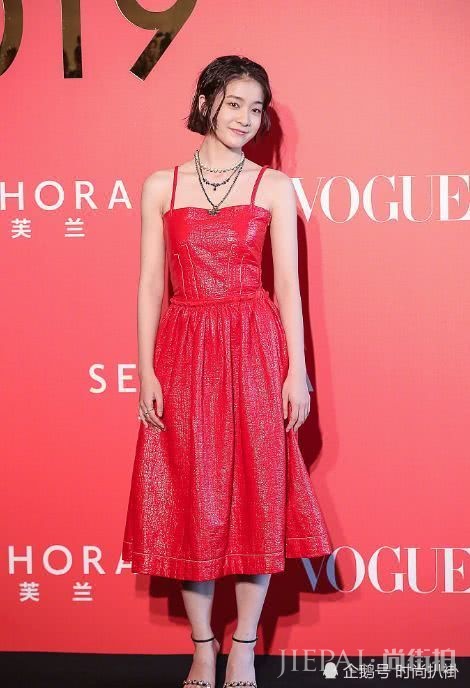 张雪迎气质太好,穿红色吊带皮裙甜美又太迷人