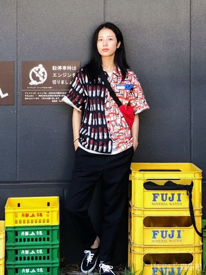 周雨彤多解了颗扣子，居然连Polo衫都变高级了