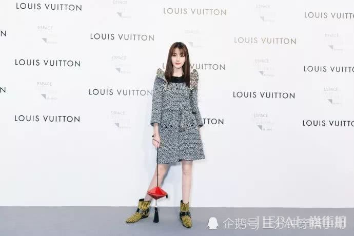 迪丽热巴要走软妹路线了?飞碟手包可爱十足