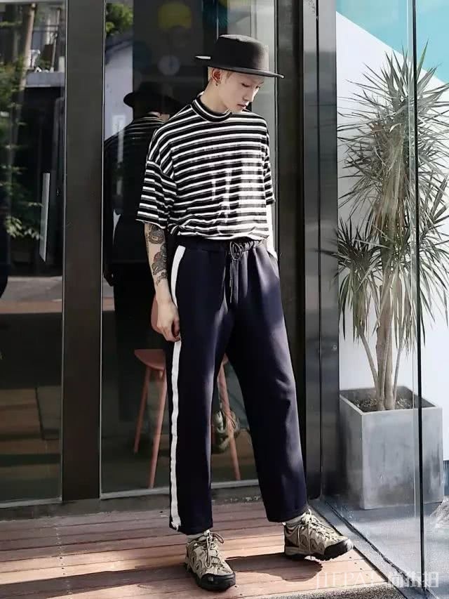 把Tee扎裤子里，不仅是显腿长