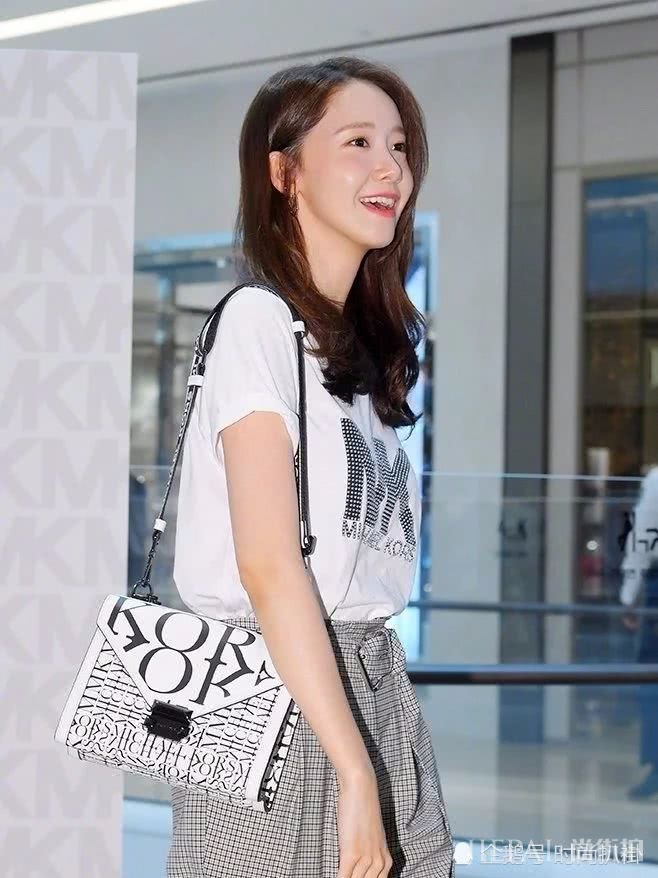 林允儿活动掉落高跟鞋,通勤风穿搭显高挑