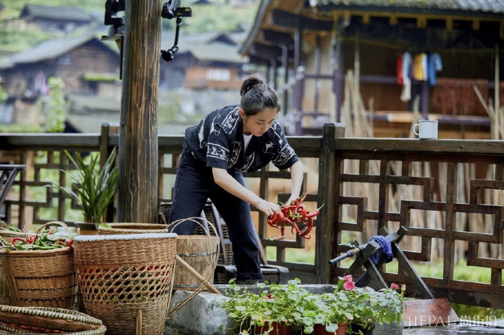 《向往的生活》栏目中张子枫男友风衬衫搭卷边裤,休闲帅气