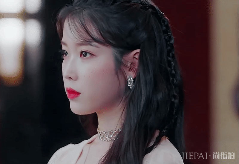韩国演员IU登中国热搜，造型清纯魅惑堪称百变妖精