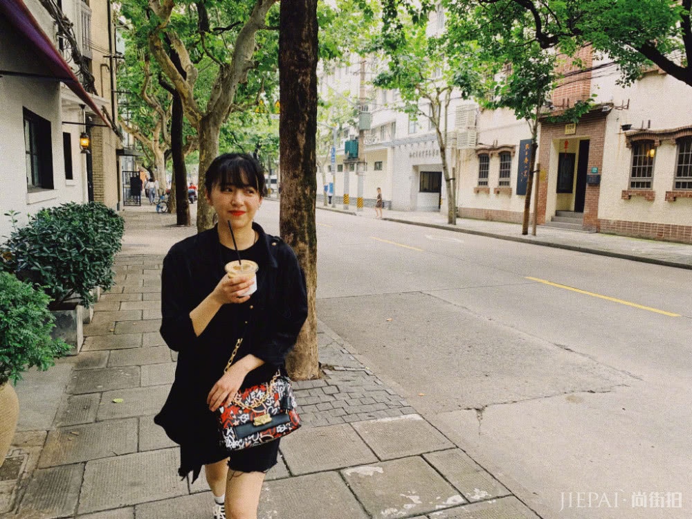 阚清子穿黑色外套搭黑色牛仔短裤显瘦不少