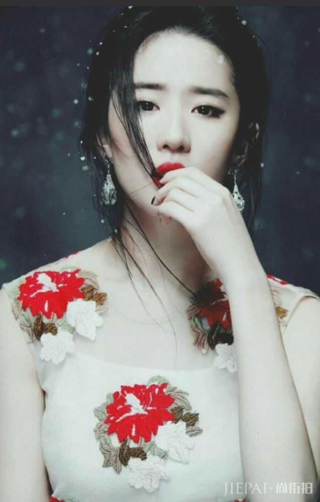 刘亦菲一身橙色西装短裙装扮,内搭白色吊带变夏日风情少女