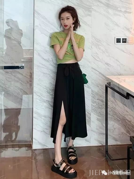 T恤下面除了裤子还能搭什么?这样穿又简单又美