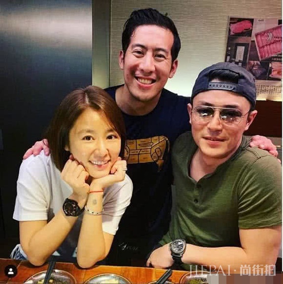 林心如带霍建华与好闺蜜聚会,霍建华搂着林心如,越来越有夫妻相