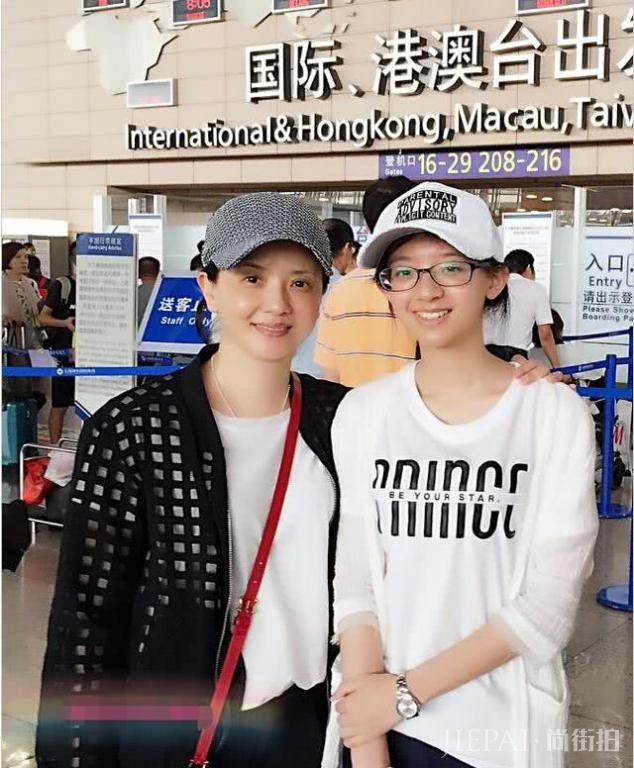 陶慧敏与20岁女儿同框,穿亲子装宛若姐妹,温婉清秀比母亲还美