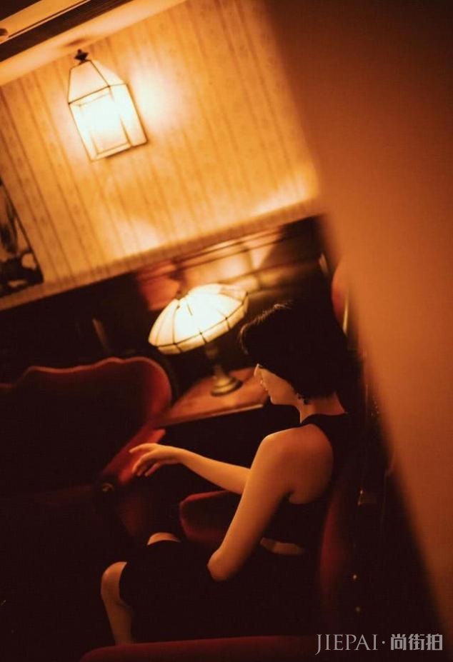 李亚鹏女朋友晒九宫格写真,穿礼服露小蛮腰,优雅知性尽显熟女风