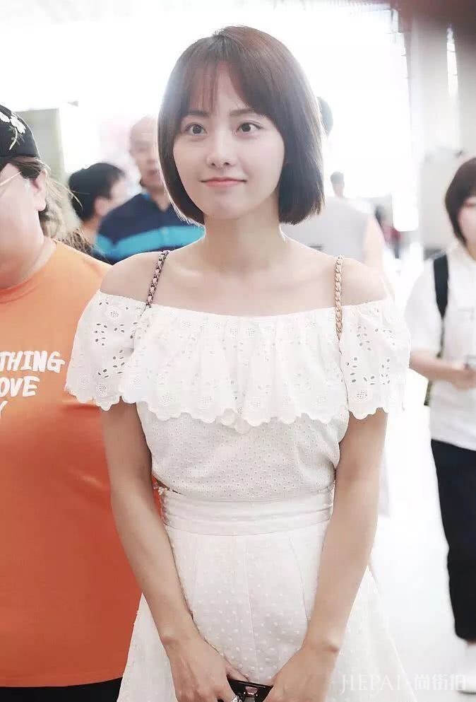 张嘉倪撞上毛晓彤，穿小白裙少女气质难分上下