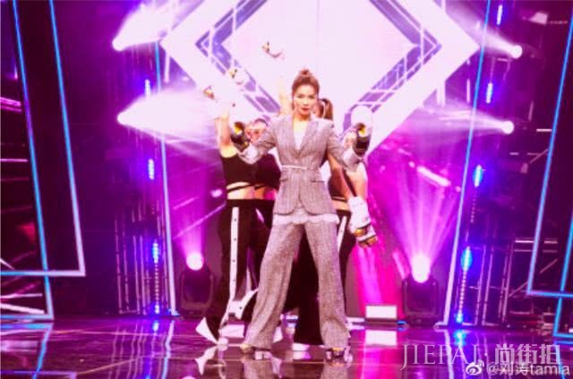 41岁刘涛大办生日宴会,场面高调奢侈,仅手机零钱就让人惊讶