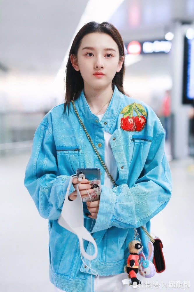 宋祖儿走机场撞衫杨幂，甜美不失性感