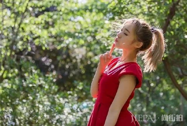 女人夏天穿这3种颜色的裙子,更显肤白貌美