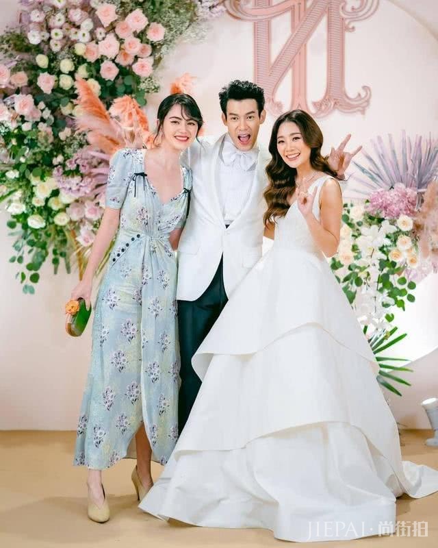 泰国女星Mai穿印花裙参加好友婚礼,优雅气质抢尽新娘风头