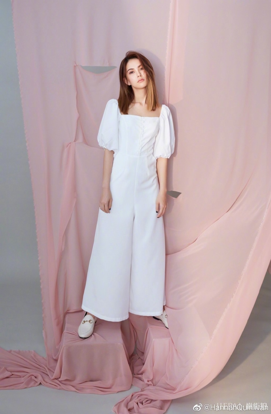 昆凌梦幻氛围下的干练造型 精致五官秀出好身材