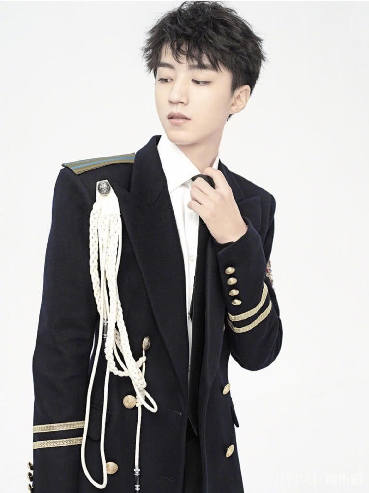 TFBOYS六周年海报变“二次元”男神,两种风格又盐又甜