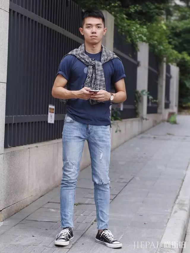 把Tee扎裤子里,不仅是显腿长