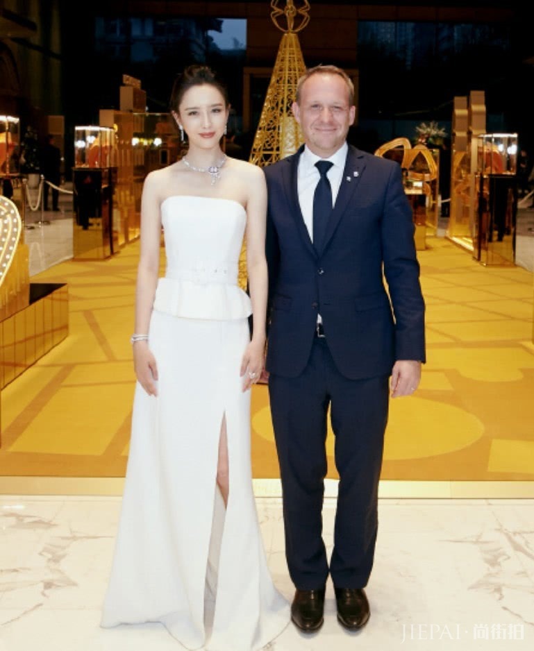 有一种美叫佟丽娅,看她的站姿网友瞬间炸锅,这谁顶得住啊