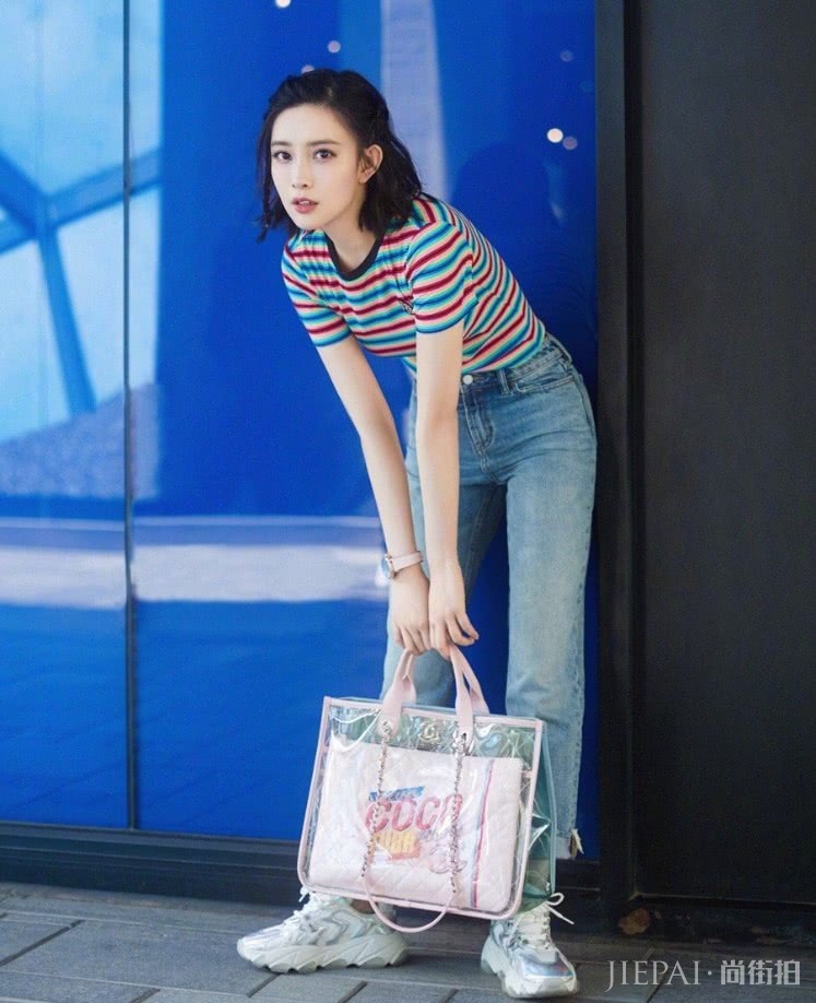 孟子义踩珍珠凉鞋亮相机场,走出时尚秀场范