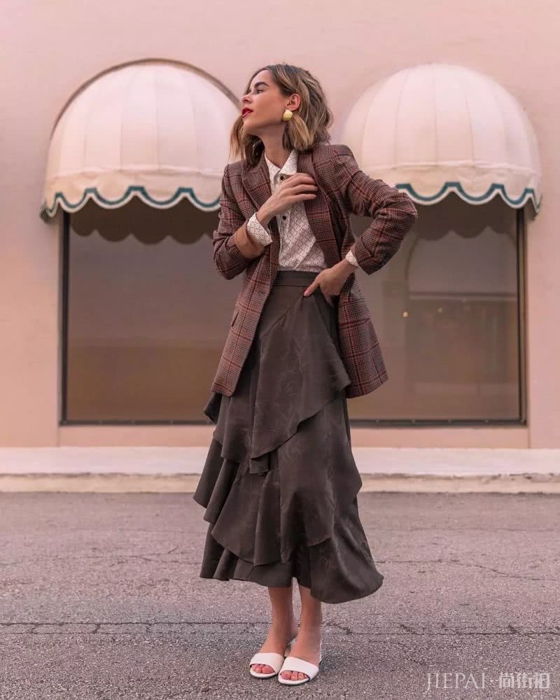 浅色系夏天太单调?试试这5种深色系气质美搭,显瘦效果好