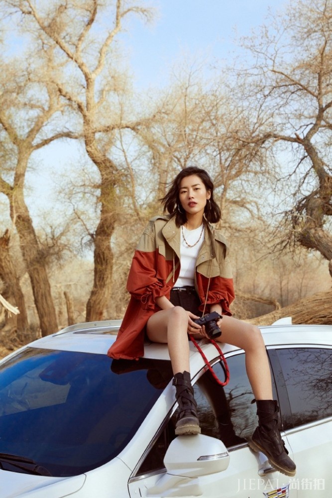 刘雯男友长裤走复古风,碎花纽扣上衣考验颜值