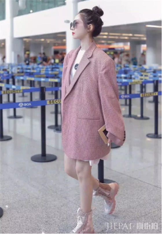 孟美岐穿西装搭配高帮老爹靴,现身机场太抢眼