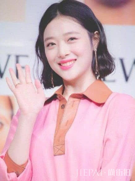 崔雪莉出席时尚活动,全身Prada价值上万却被吐槽土