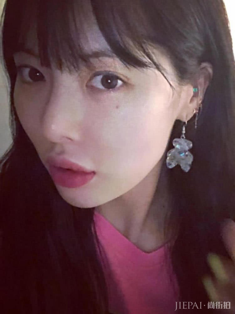 金泫雅晒自拍耳环太亮眼，小野马这回少女心了