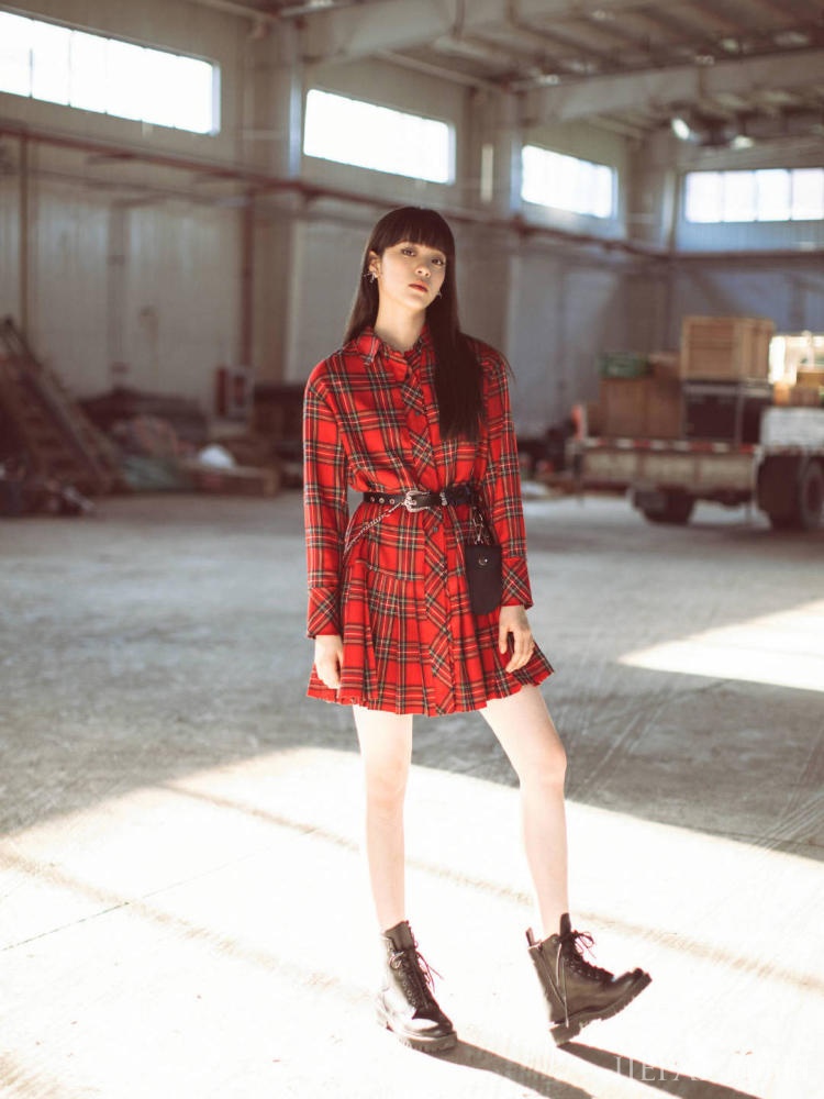 欧阳娜娜换新发型，身穿一套红色衬衫裙又酷又甜